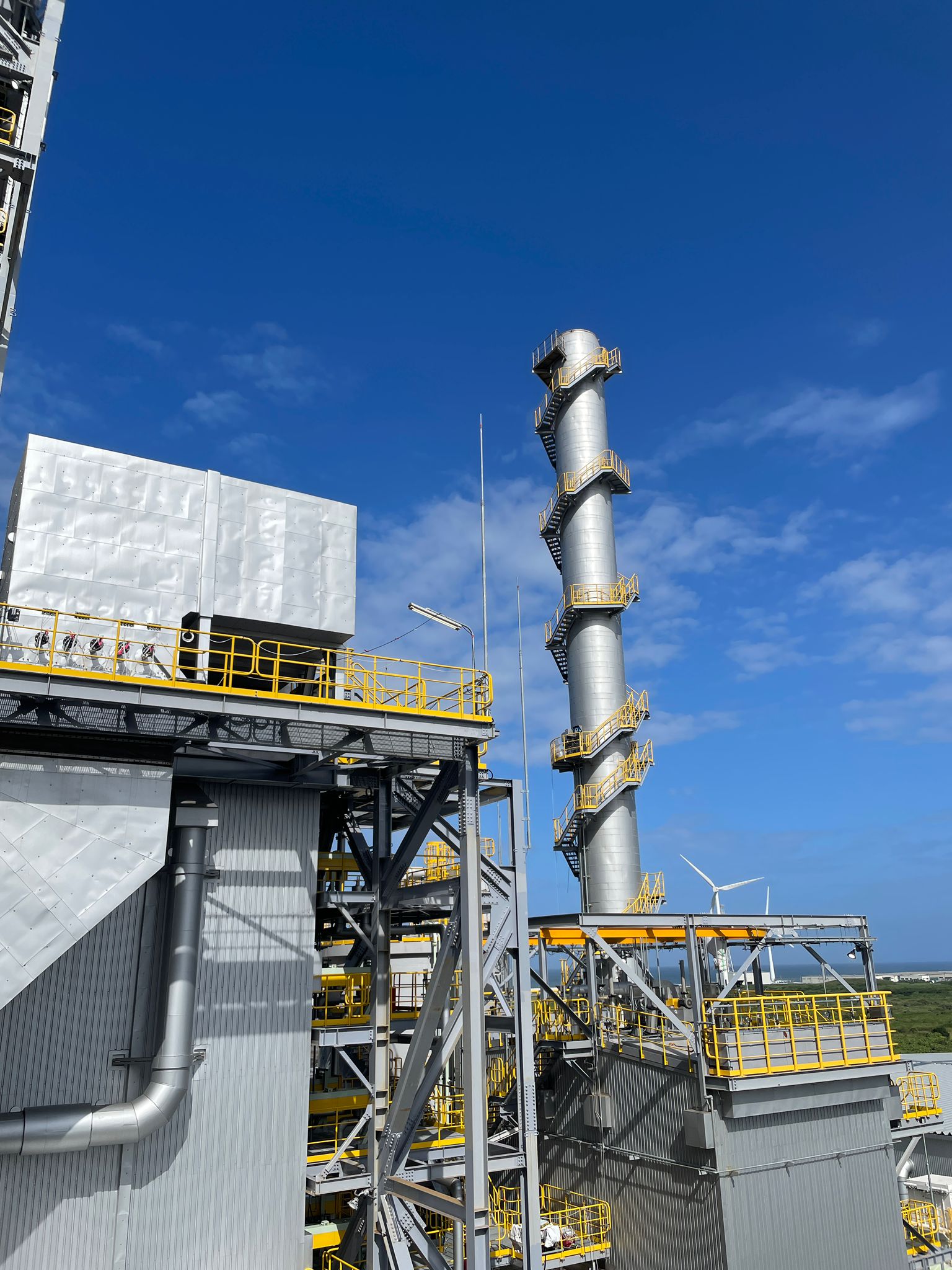 Structures métalliques et équipements d’une centrale biomasse au Japon.